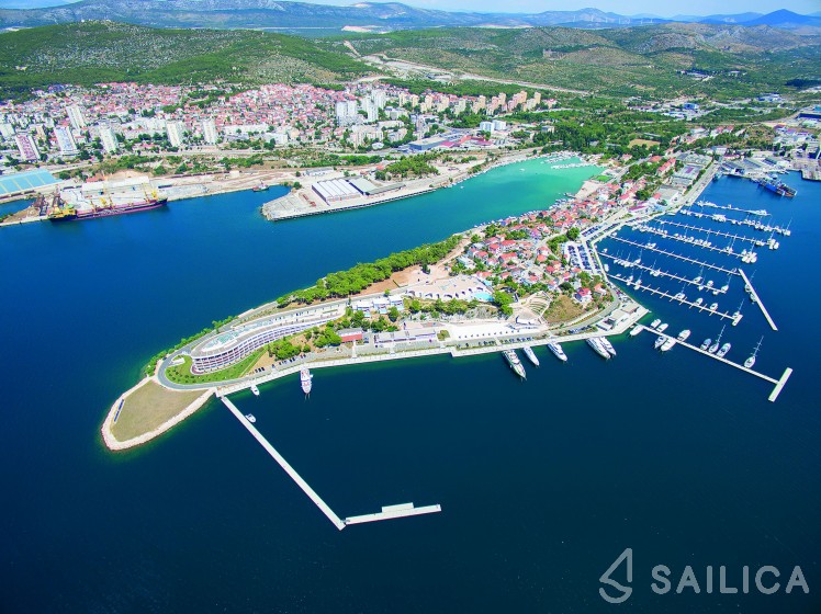 Oceanis 45 - Yacht Charter Sailica