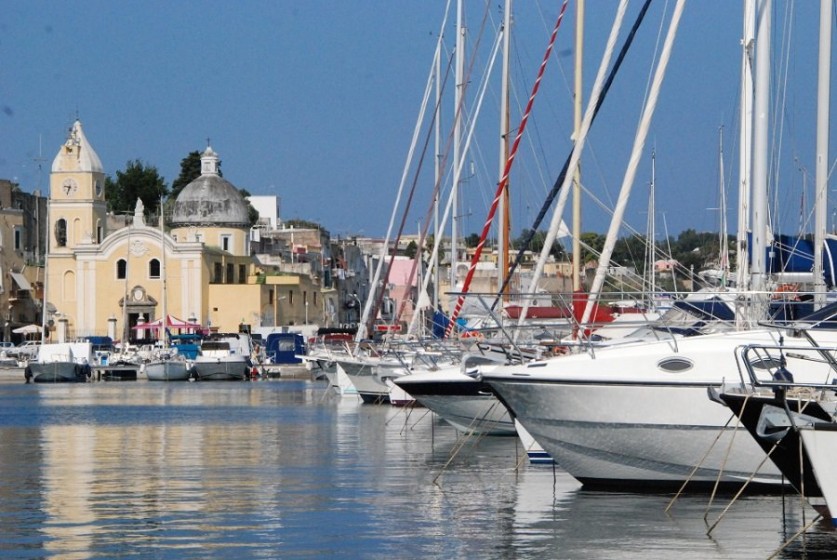 Oceanis 31 - Yacht Charter Sailica