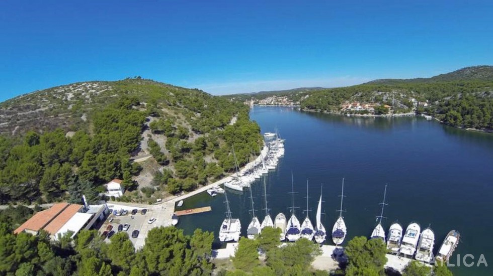 Dufour 350 GL - Yacht Charter Sailica