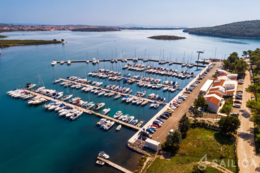 Oceanis 45 - Yacht Charter Sailica