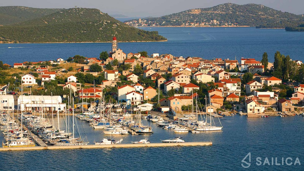 Sun Odyssey 32i - Yacht Charter Sailica