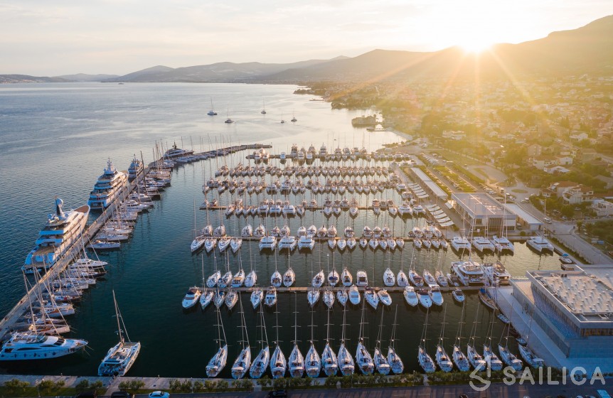 Oceanis 48 - Yacht Charter Sailica