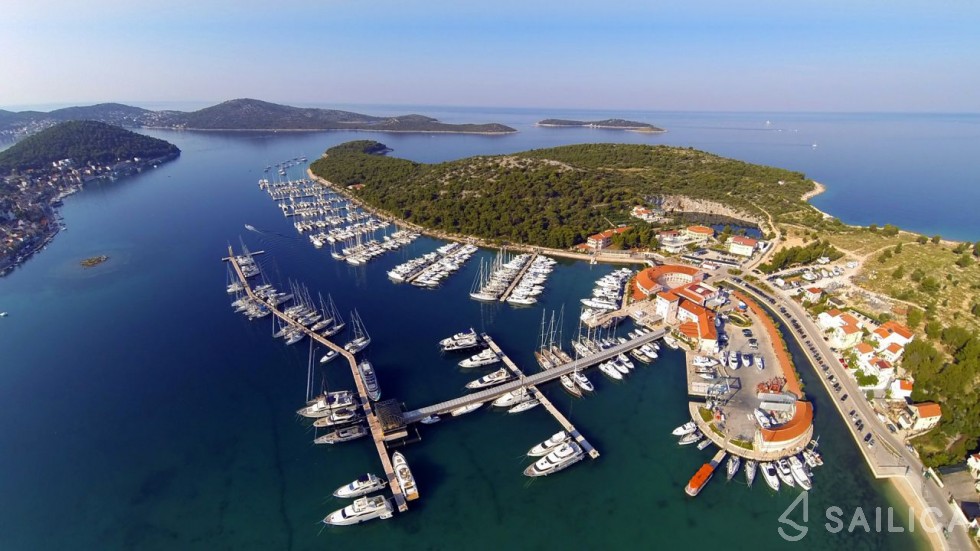 Lagoon 450  Flybridge - Yacht Charter Sailica