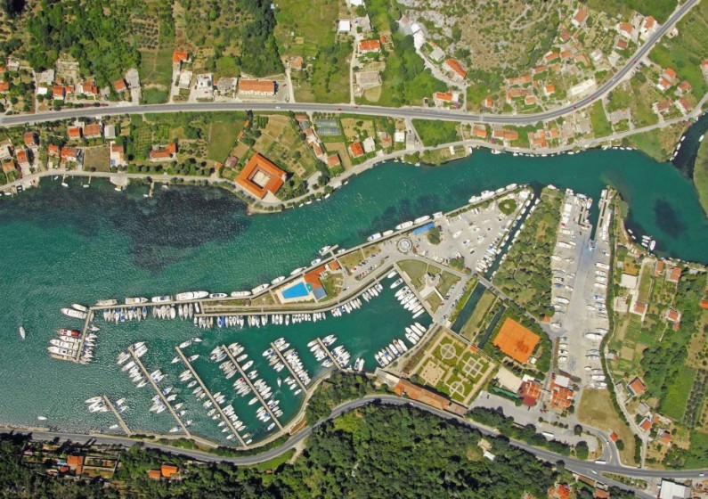 Lagoon 450  Flybridge - Yacht Charter Sailica