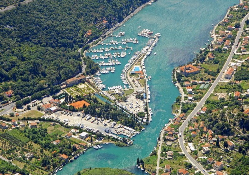 Lagoon 450  Flybridge - Yacht Charter Sailica
