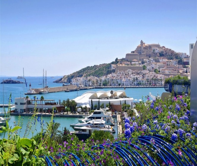 Lagoon 400 - Yacht Charter Sailica