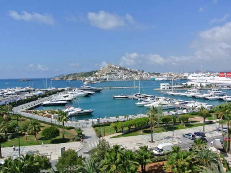 Lagoon 400 - Yacht Charter Sailica