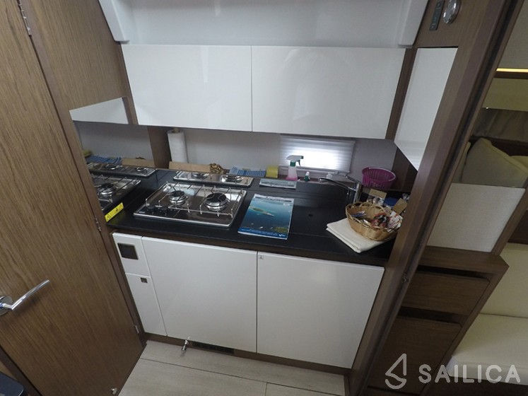 Leader 33 - Yacht Charter Sailica