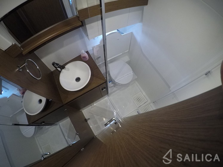 Leader 33 - Yacht Charter Sailica