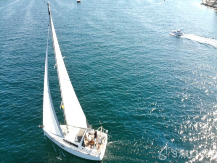 Oceanis 38 - Yacht Charter Sailica