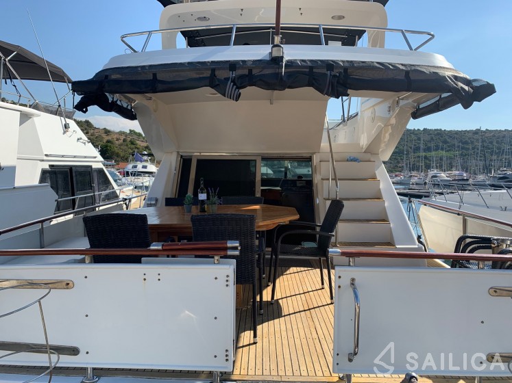 Yaretti 2110 - Yacht Charter Sailica