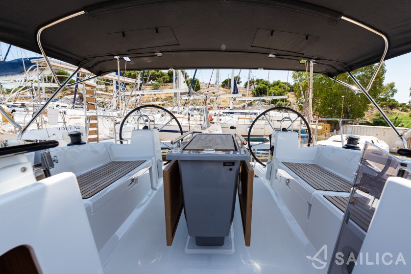 Oceanis 41.1 - Yacht Charter Sailica