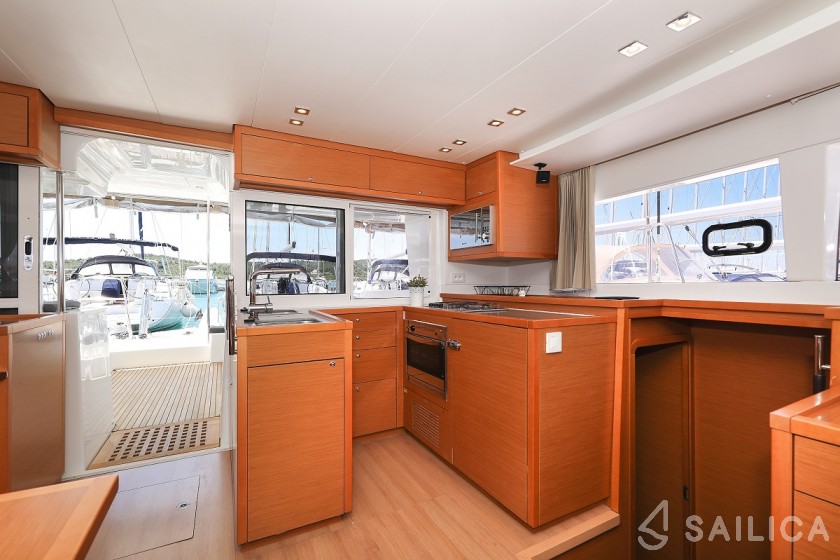 Lagoon 450 - Yacht Charter Sailica