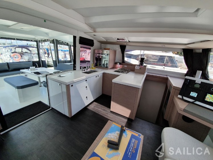 Astréa 42 - Yacht Charter Sailica