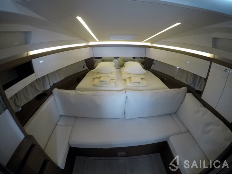 Leader 33 - Yacht Charter Sailica