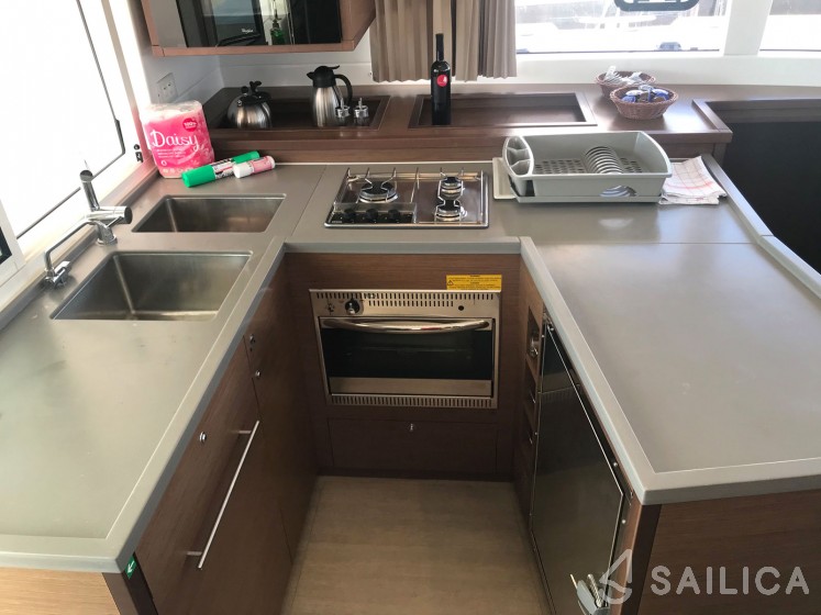 Lagoon 450  Flybridge - Yacht Charter Sailica