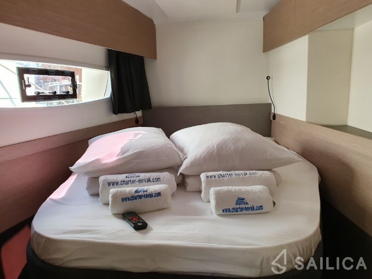 Astréa 42 - Yacht Charter Sailica