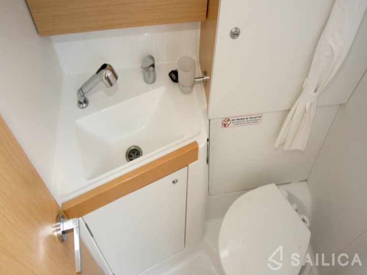 Oceanis 38 - Yacht Charter Sailica