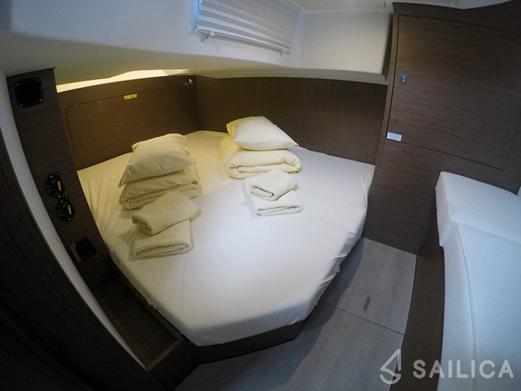 Leader 33 - Yacht Charter Sailica