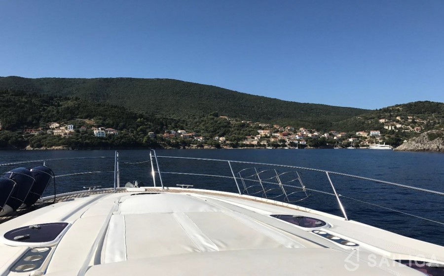 Bavaria 42 HT - Yacht Charter Sailica