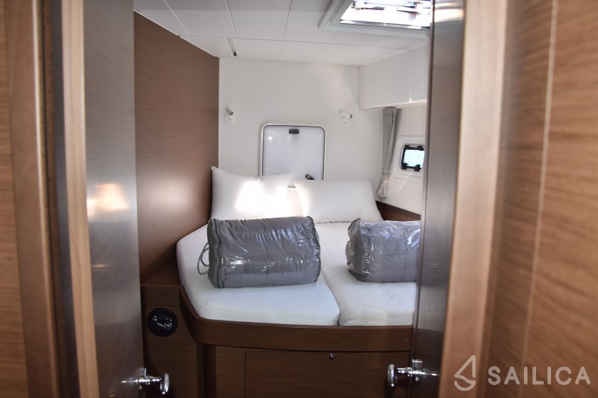 Lagoon 42 - Yacht Charter Sailica