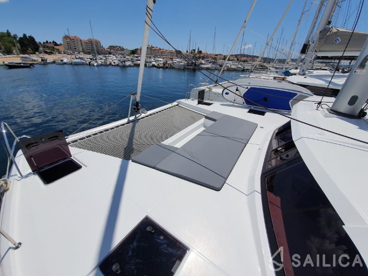 Astréa 42 - Yacht Charter Sailica