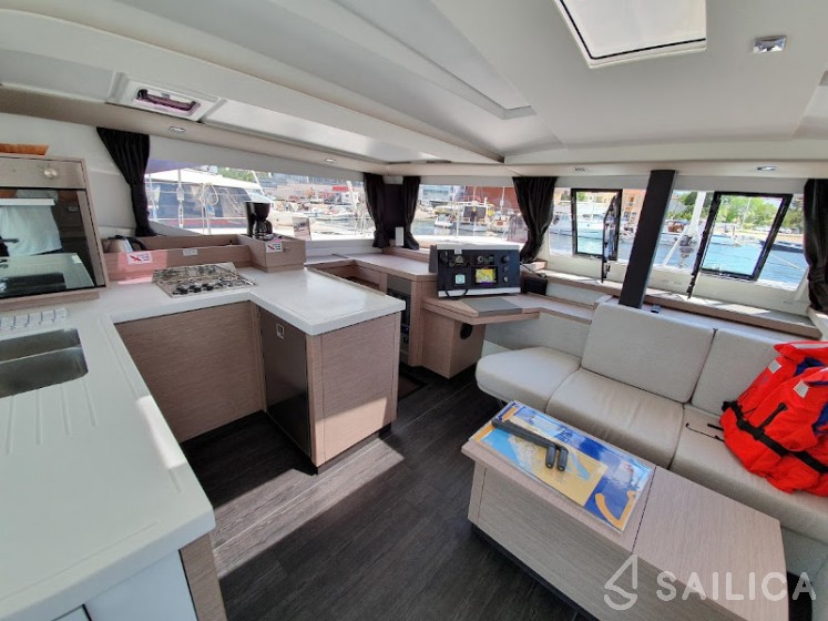Astréa 42 - Yacht Charter Sailica