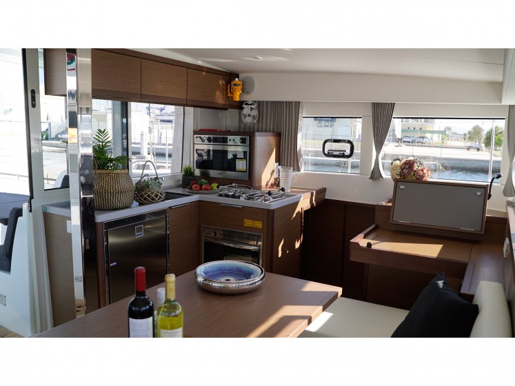 Lagoon 40 - Yacht Charter Sailica