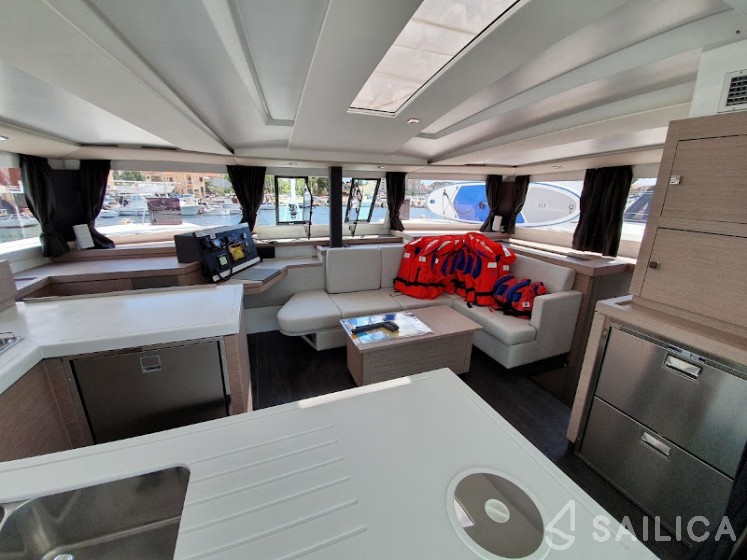 Astréa 42 - Yacht Charter Sailica