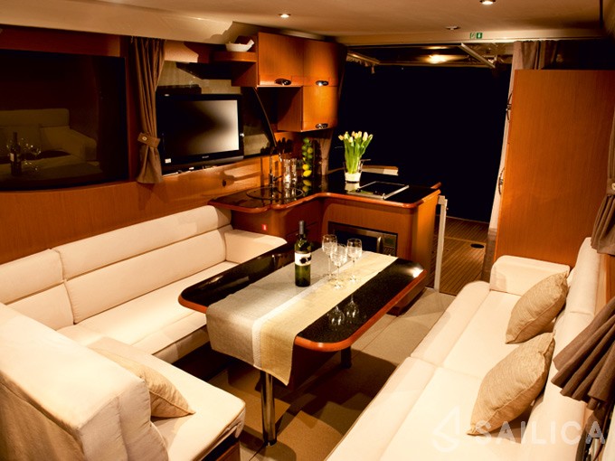 Greenline 33 - Yacht Charter Sailica