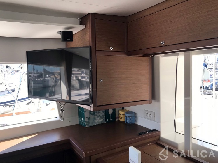 Lagoon 450  Flybridge - Yacht Charter Sailica