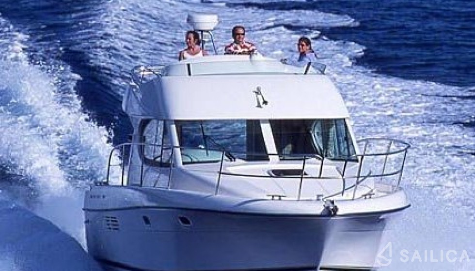 Prestige 32 - Yacht Charter Sailica