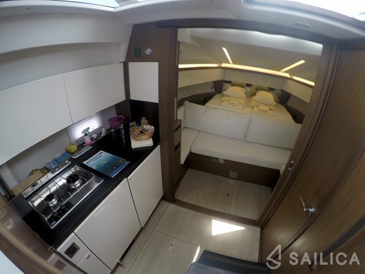 Leader 33 - Yacht Charter Sailica