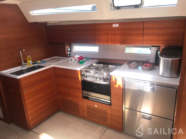 More 55 - Yacht Charter Sailica