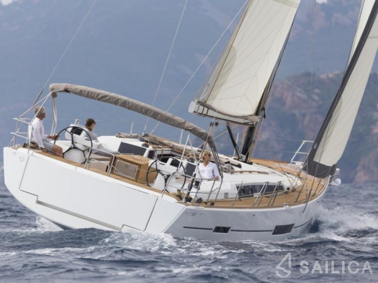 Dufour 520 GL - Yacht Charter Sailica