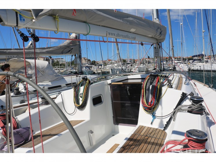 First 35 - Yacht Charter Sailica