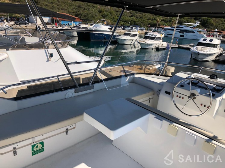 Yaretti 2110 - Yacht Charter Sailica