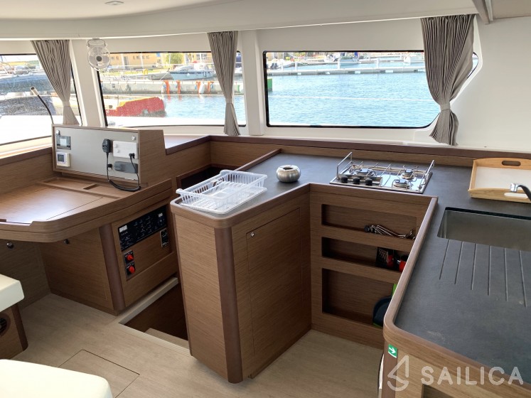 Lagoon 42 - Yacht Charter Sailica