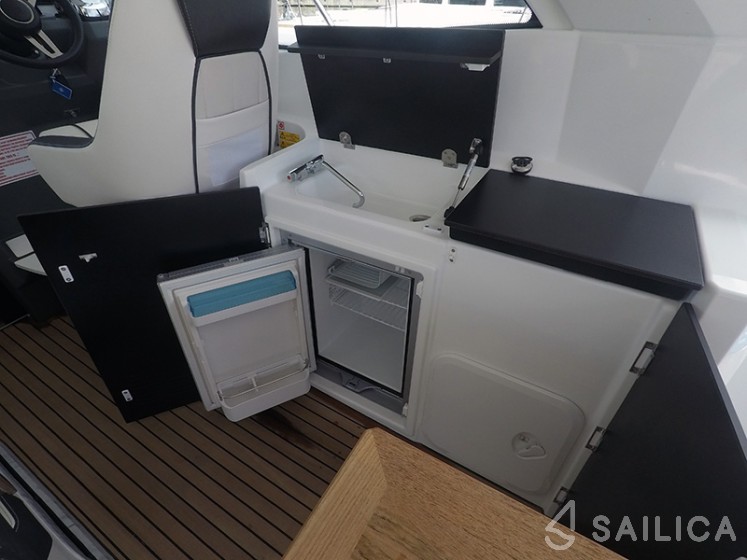 Leader 33 - Yacht Charter Sailica