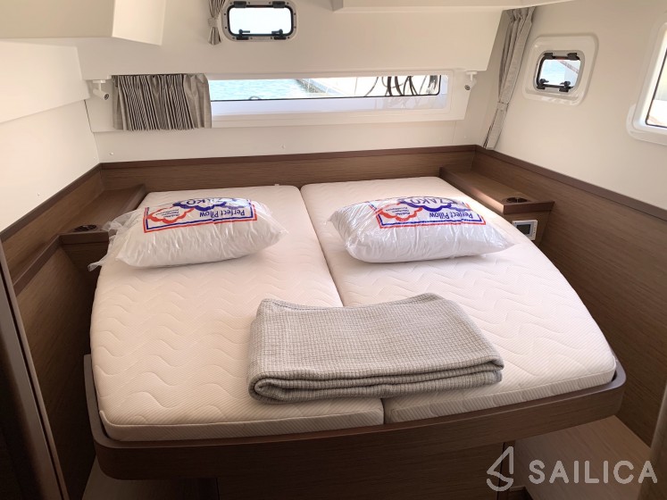 Lagoon 42 - Yacht Charter Sailica