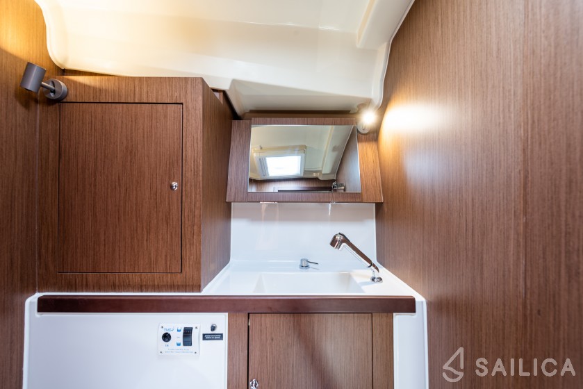 Oceanis 41.1 - Yacht Charter Sailica