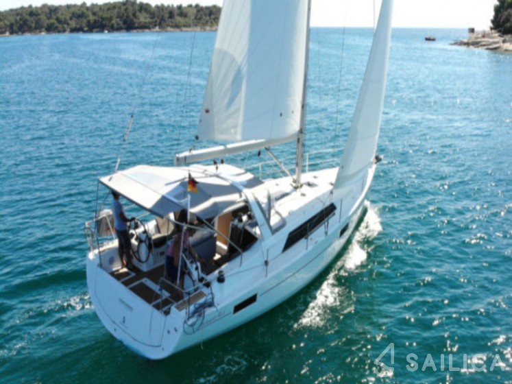 Oceanis 41.1 - Yacht Charter Sailica