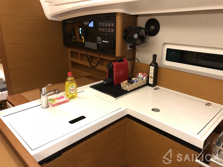 Sun Odyssey 410 - Yacht Charter Sailica