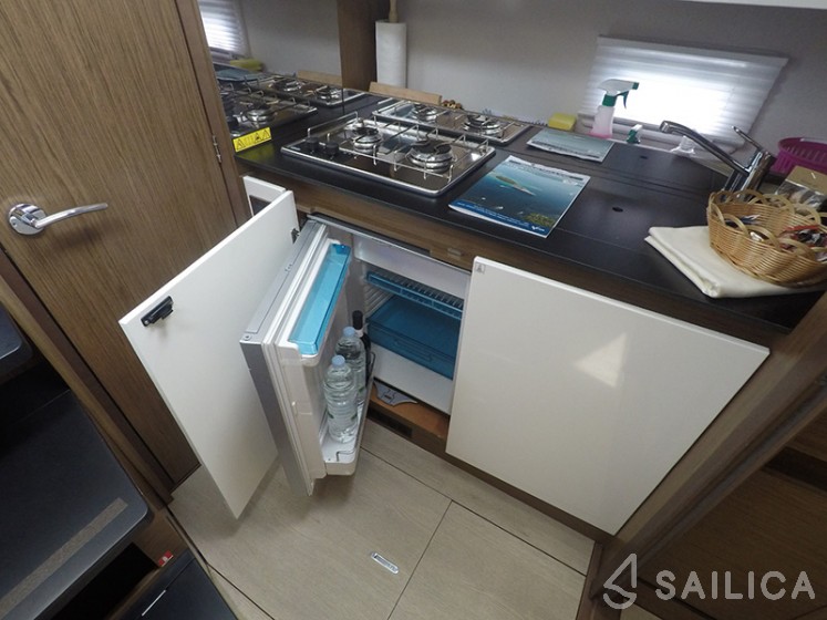Leader 33 - Yacht Charter Sailica