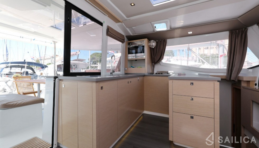 Helia 44 - Yacht Charter Sailica