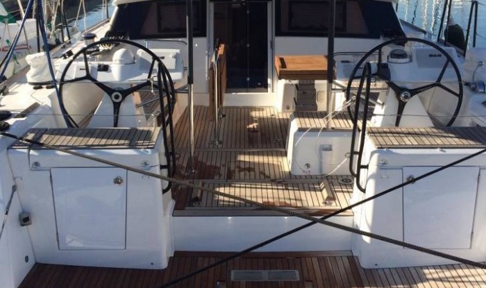 Рульові консолі на Beneteau Sense 51 Виробництво на заводі Beneteau — Sailica