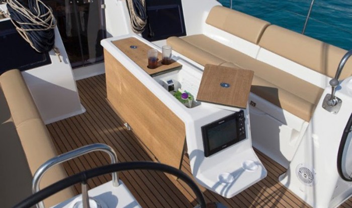 Холодильник на палубі Dufour 46 Grand Large Виробництво на заводі Beneteau — Sailica